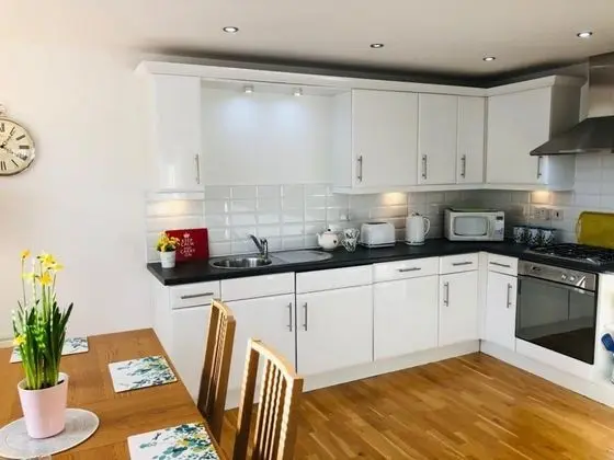 Remarkable 2 Bed Apartment in Edinburgh - Mutfak