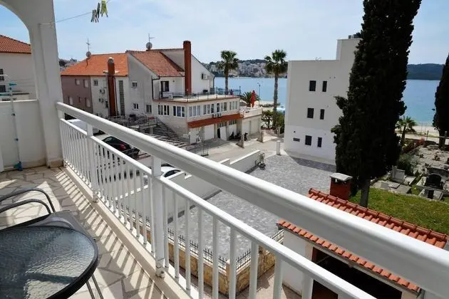 Remarkable 2-bed Apartment in Okrug Gornji