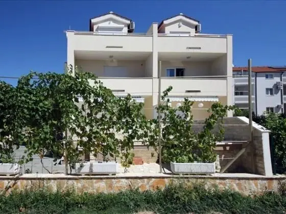 Remarkable 2-bed Apartment in Srima With sea View - Dış Mekan