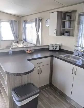 Remarkable 3-bed Caravan in Porthcawl, UK - Mutfak