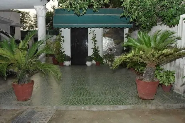 Remarkable 6-bedroom Farmhouse in South Delhi - Dış Mekan