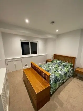 Remarkable 7-bed House in Farnborough - Oda