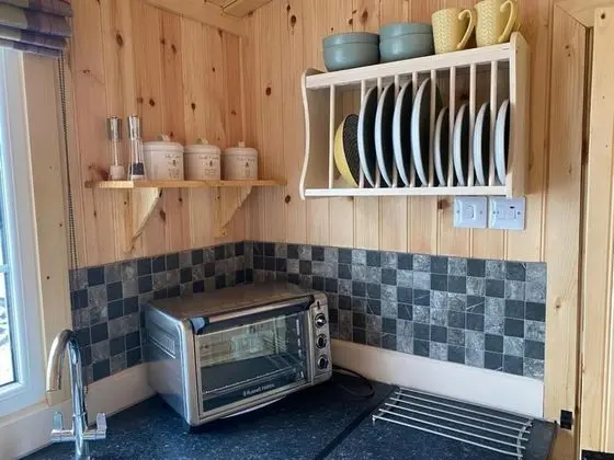 Remarkable Shepherds Hut in a Beautiful Location - Mutfak