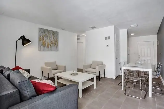 Remodeled West Palm Beach Apt w/ 2ba/1ba, Outdoor Living Area & Free Parking! - Oda Düzeni