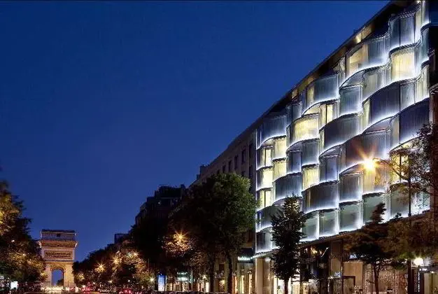 Renaissance Paris Arc de Triomphe