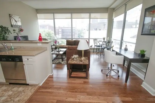 Renaissance Properties - 2040 Market Street - Oda Düzeni