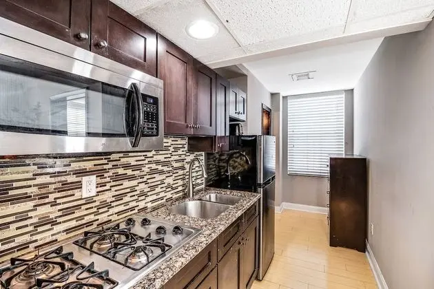 Renaissance Properties - 2135 Walnut - Mutfak