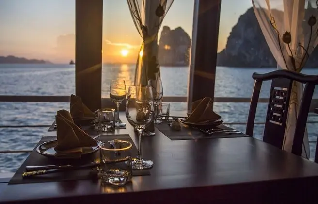 Renea Cruises Halong - Yerinde Yemek