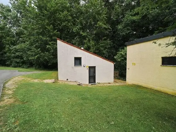 Renovated Bungalow Near the Lake of Vallée de Rabais in Virton - Dış Mekan
