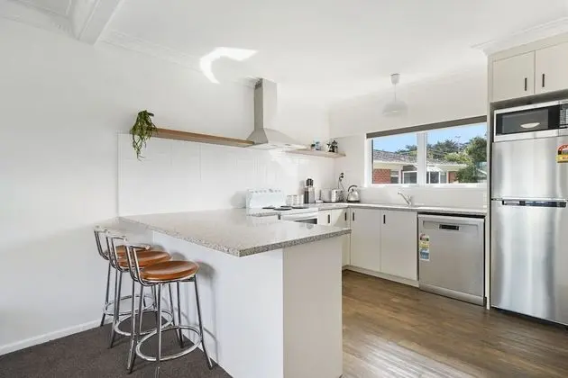 Renovated Takapuna 2BR Apt - Parking - Mutfak