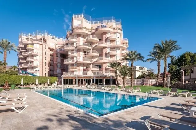 Renovated White 3BD next to Beach - Pool - Dış Mekan