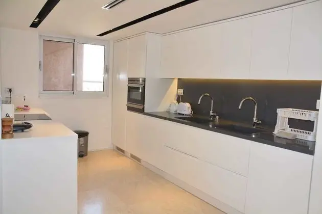 Renovated White 3BD next to Beach - Pool - Mutfak