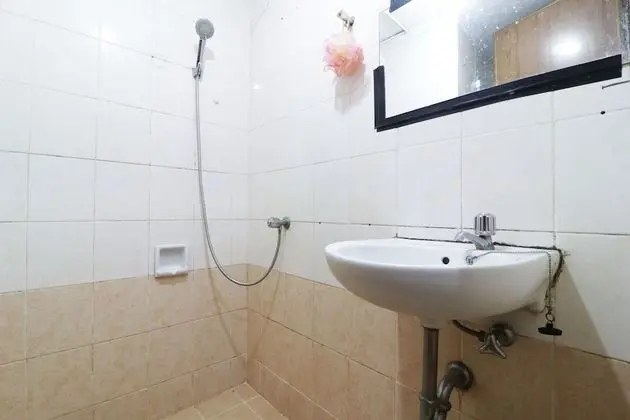 Rent House Center at Apartement Mediterania Gajah Mada - Banyo Tipleri