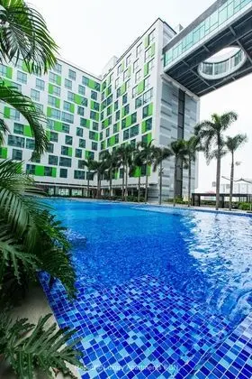 Republic Apartments Saigon Airport - Havuz