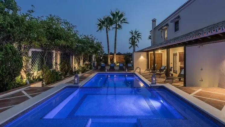 The Residence by Beach House Marbella - Havuz