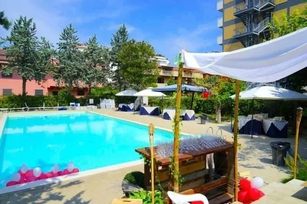 Residence Club le Nazioni - Havuz