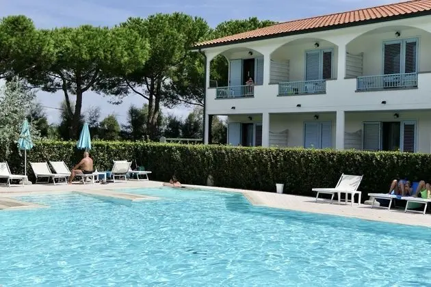 Residence con piscina a 450 mt dal mare - Havuz