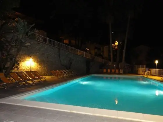 Residence Dei Fiori - Havuz