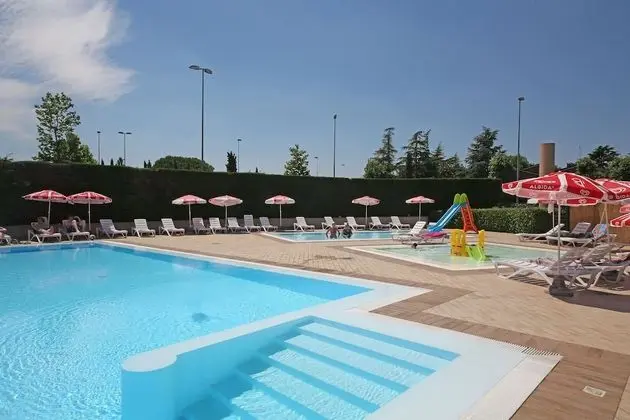 Residence Villaggio Tiglio - Havuz