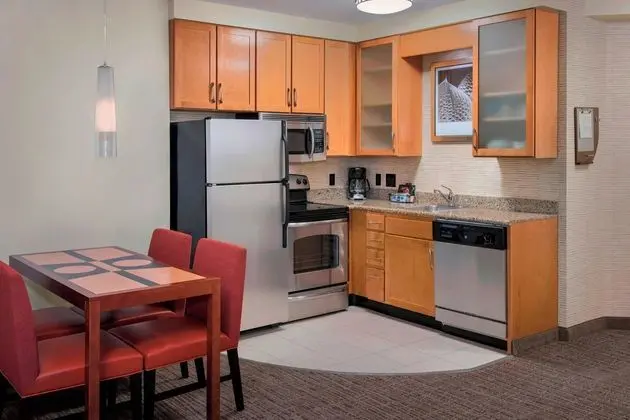 Residence Inn Alexandria Old Town South at Carlyle - Mutfak