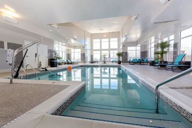 Residence Inn Cleveland Avon, Emerald Event Center - Havuz