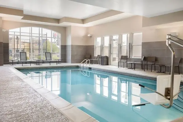 Residence Inn Kansas City at The Legends - Havuz