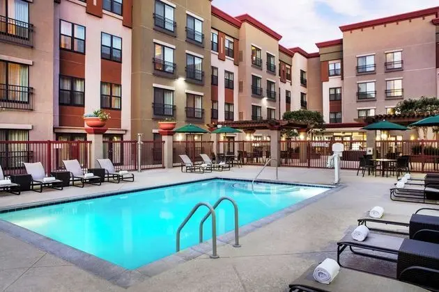 Residence Inn Los Angeles Burbank/Downtown - Havuz