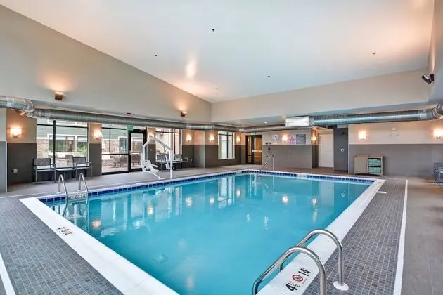 Residence Inn by Marriott Cleveland Airport/Middleburg Heights - Havuz