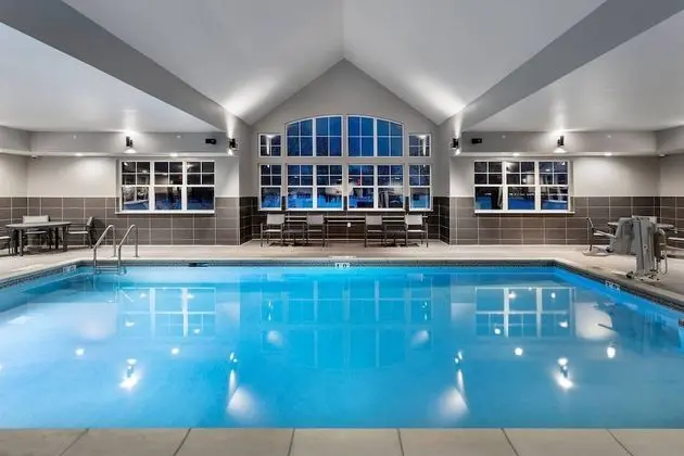 Residence Inn By Marriott Milwaukee Brookfield - Havuz