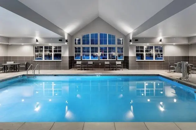 Residence Inn By Marriott Milwaukee Brookfield - Havuz