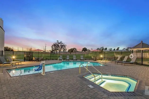 Residence Inn Oxnard River Ridge - Havuz