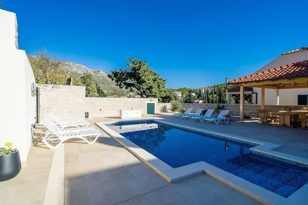 Residence & Pool Villa Schwarz Suites