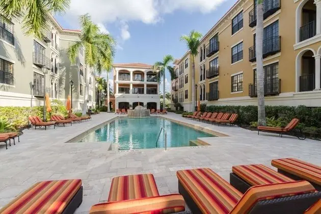 The Residences At Coconut Pointe 8203 - Havuz