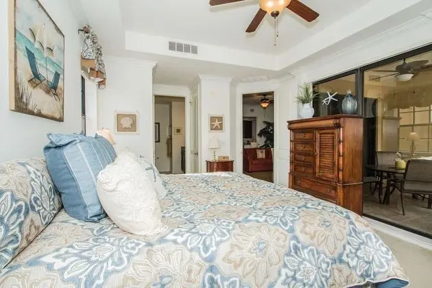 The Residences At Coconut Pointe 8203 - Oda
