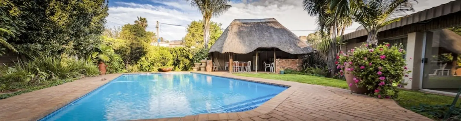 Rest a While Guest House - Havuz