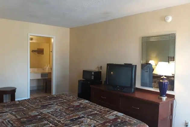 Rest Inn - Extended Stay, I-40 Airport, Wedding & Event Center - Oda