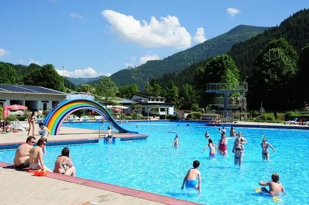 Hotel Restaurant Pension Krone Post - Havuz