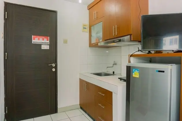 Restful And Simply 2Br At Sky View Apartment - Mutfak