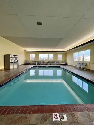 Reston Inn & Suites - Havuz