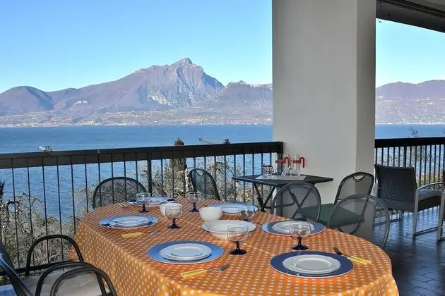 Villa Retr Alle Rossone - Sleeps 7 With Breathless Lake View in Torri del Benaco