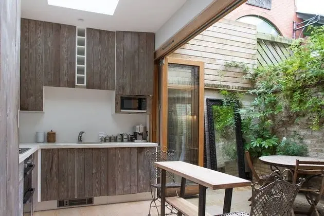 Retreat to a Stylish Flat in Chelsea - Mutfak