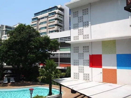 RetrOasis Hotel