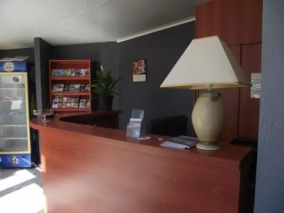 Rev'Hotel - Lobi