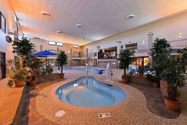 Revel Hotel Minot, SureStay Collection by Best Western - Havuz
