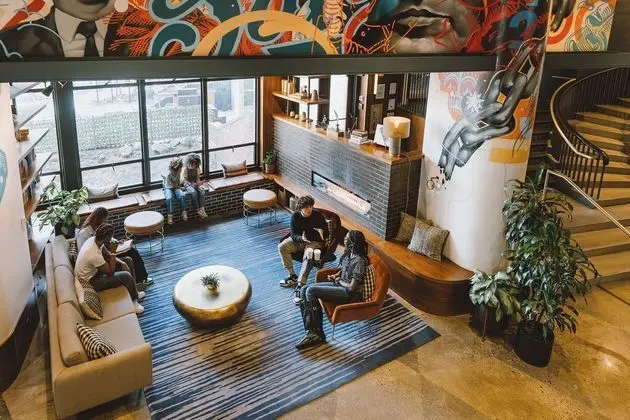 The Revolution Hotel - Lobi