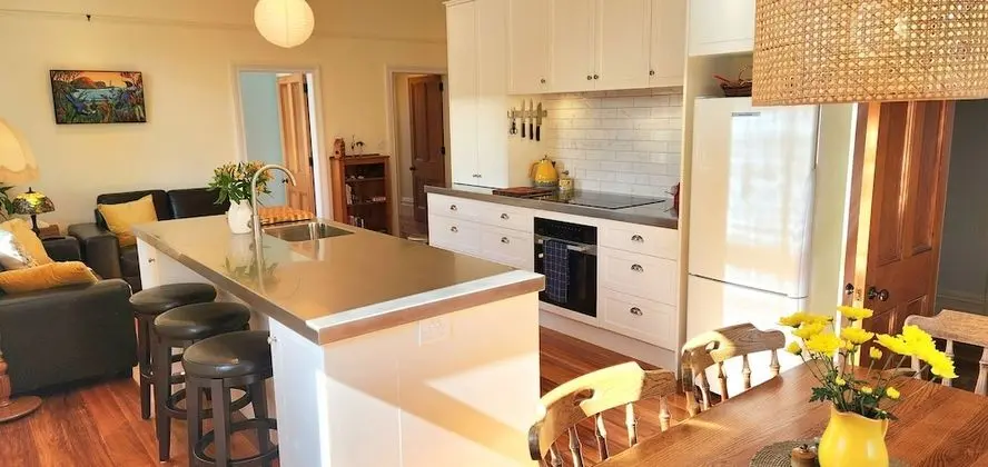 Rewa House ~ city home, 3 bedrooms, walk to CBD - Mutfak