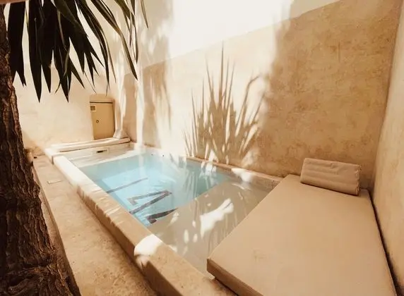 Riad 144 - Havuz