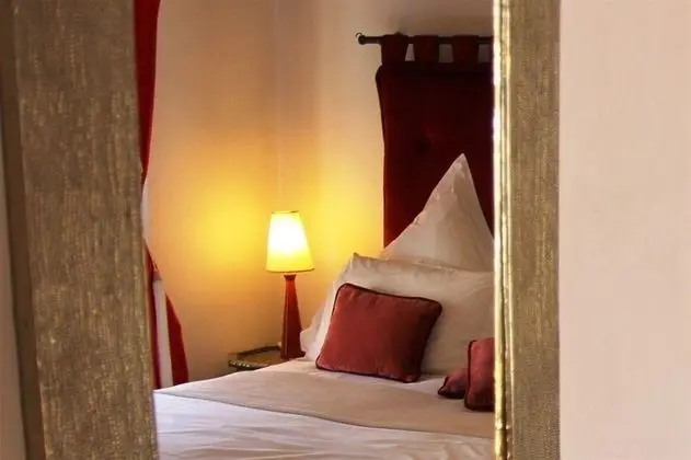 Riad Clementine - Genel