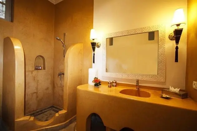 Riad Clementine - Genel