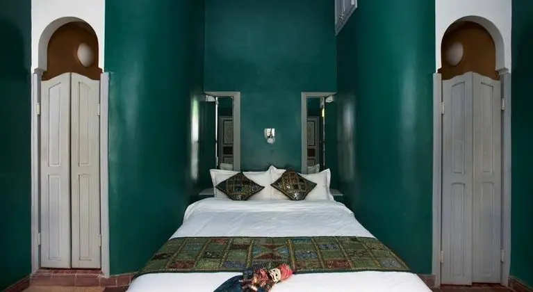 Riad Noos Noos - Genel